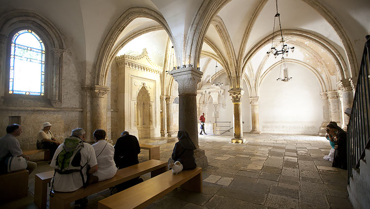 pèlerins méditant au Cénacle