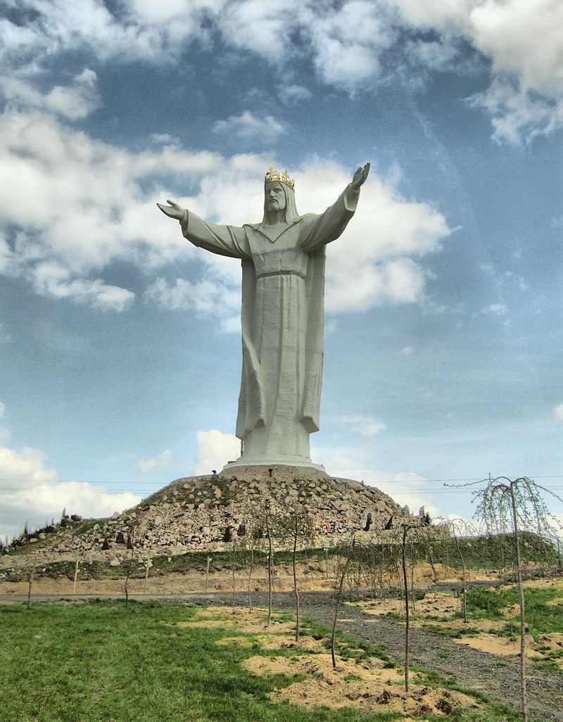 La statue du Christ-Roi est une œuvre monumentale de style art d&eacute;co, repr&eacute;sentant le Christ, qui domine la ville de Świebodzin en Pologne. Inaugur&eacute;e le 6 novembre 2010, elle mesure 52,5 m, ce qui en fait la plus haute statue de J&eacute;sus dans le monde.